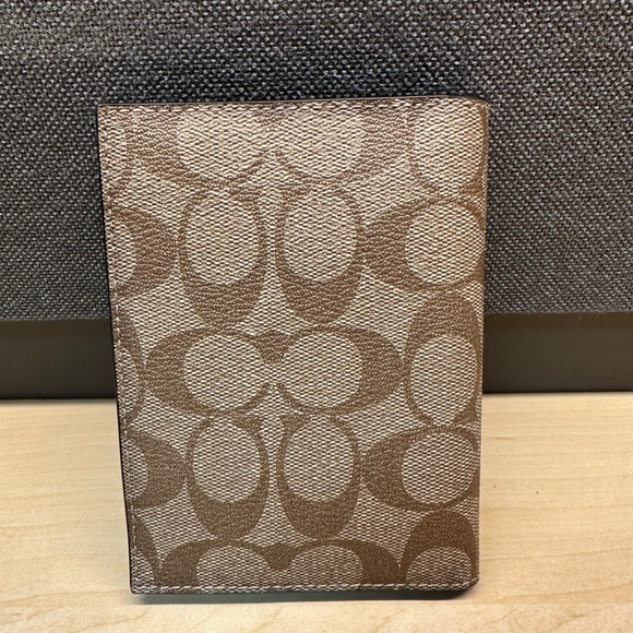 RARE! NWT! Coach Vandal Gummy Bear Passport holder F77914 - Picture 2 of 7